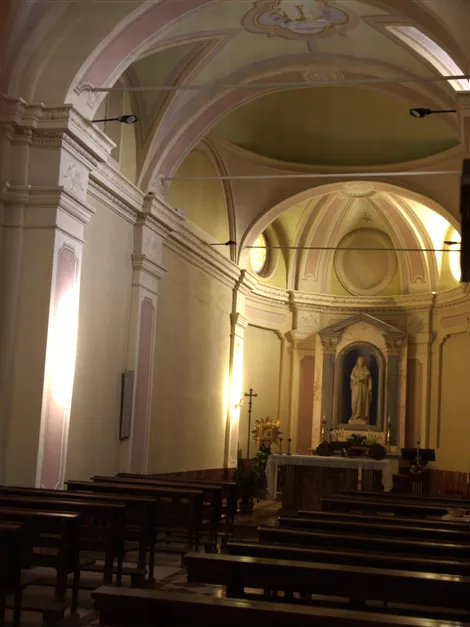 Interno della chiesa caratterizzato da un'unica navata.